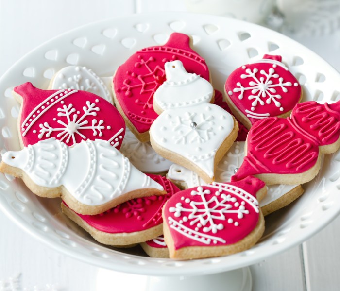 Decorating christmas cookies