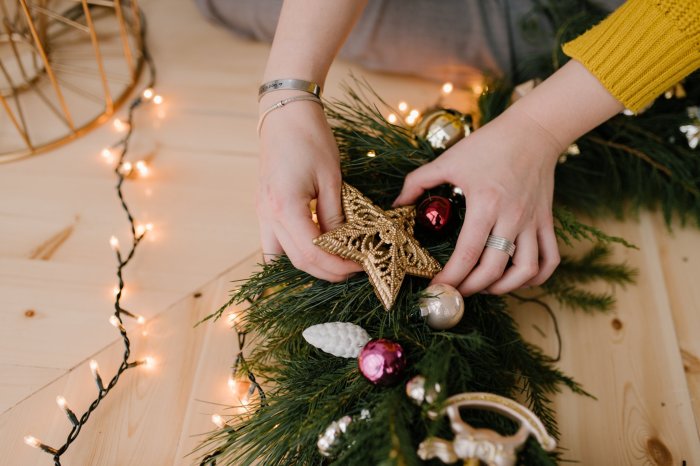 Christmas decorating labor